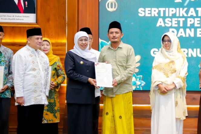 
Gubernur Khofifah: Sertipikat Aset Pemerintah dan Tempat Ibadah Memperkuat Tata Kelola Pemerintahan yang Transparan