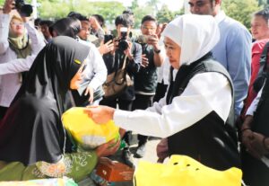 Gubernur Khofifah Indar Parawansa Sediakan Bahan Pokok Murah bagi Warga Lamongan Jelang Idul Fitri