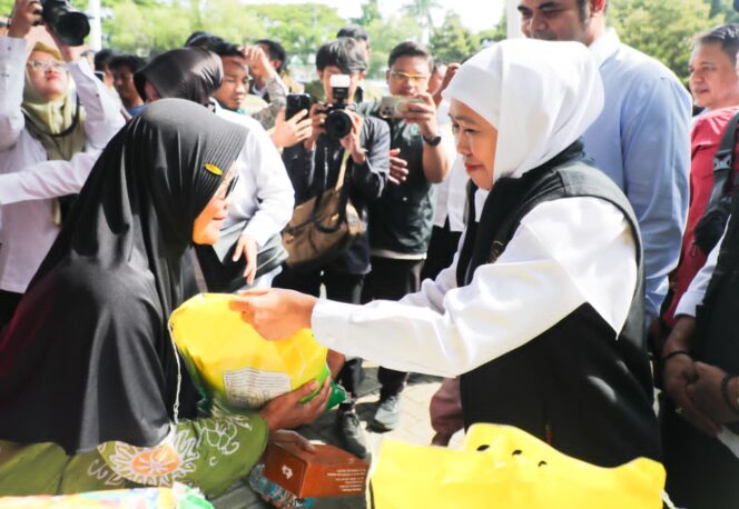 
Gubernur Khofifah Indar Parawansa Sediakan Bahan Pokok Murah bagi Warga Lamongan Jelang Idul Fitri