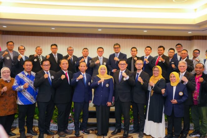 
Khofifah Indar Parawansa Lantik Ramdan Denny Prakoso sebagai Ketua PW IKA Unair DKI Jakarta