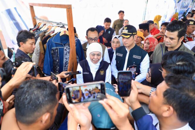 
Khofifah Indar Parawansa Pastikan Ketersediaan Bahan Pokok Aman Saat Pasar Murah di Tuban