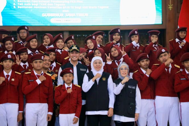 
Khofifah Indar Parawansa Lanjutkan Sapa Bansos Ramadan, Bantuan Rp8,35 Miliar Disalurkan di Tuban