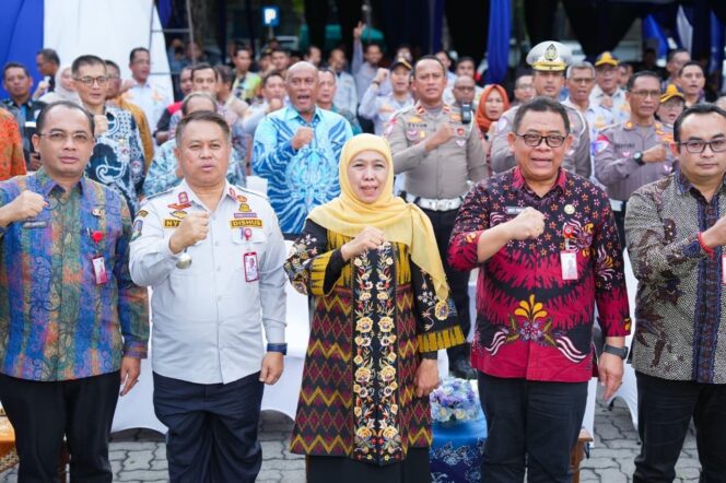 
Gubernur Khofifah Ajak Sopir dan Pelaku Usaha Transportasi Dukung Normalisasi Kendaraan ODOL