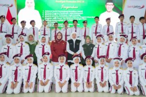 Gubernur Khofifah Indar Parawansa Salurkan Bansos untuk Perkuat Perlindungan Sosial Warga Pamekasan