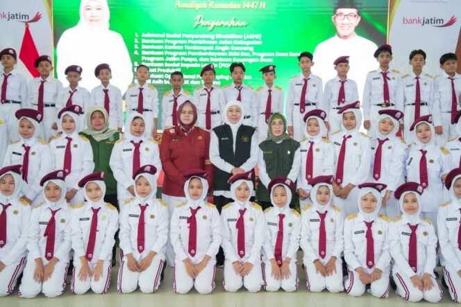 
Gubernur Khofifah Indar Parawansa Salurkan Bansos untuk Perkuat Perlindungan Sosial Warga Pamekasan