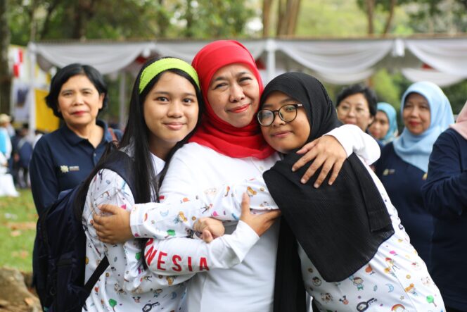 
Gubernur Khofifah Indar Parawansa Dukung Kebijakan Kemenkomdigi Batasi Akun Medsos Anak