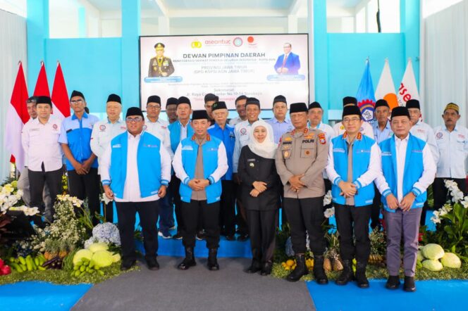 
Gubernur Khofifah Indar Parawansa Ajak Perkuat Sinergi Pemerintah, Pengusaha dan Serikat Pekerja