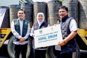Gubernur Khofifah Salurkan Ribuan Drum Aspal untuk Tingkatkan Keselamatan dan Kenyamanan Pengguna Jalan