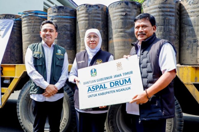 
Gubernur Khofifah Salurkan Ribuan Drum Aspal untuk Tingkatkan Keselamatan dan Kenyamanan Pengguna Jalan