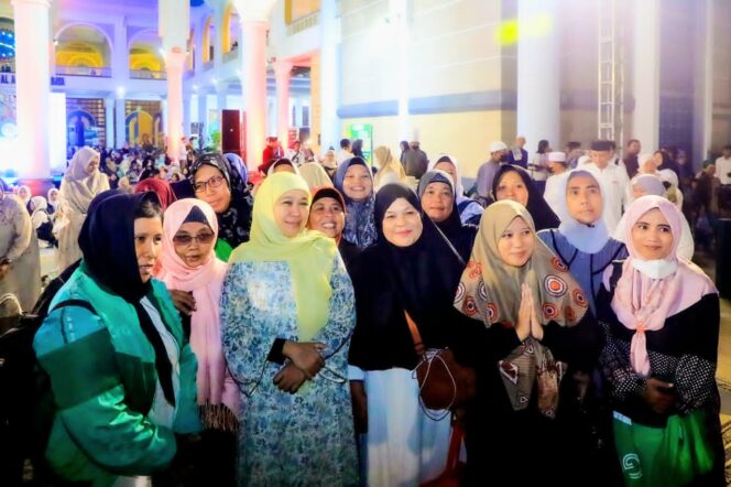 
Gubernur Khofifah dan Wagub Emil Qiyamul Lail Bersama Jemaah, Doakan Perdamaian Dunia