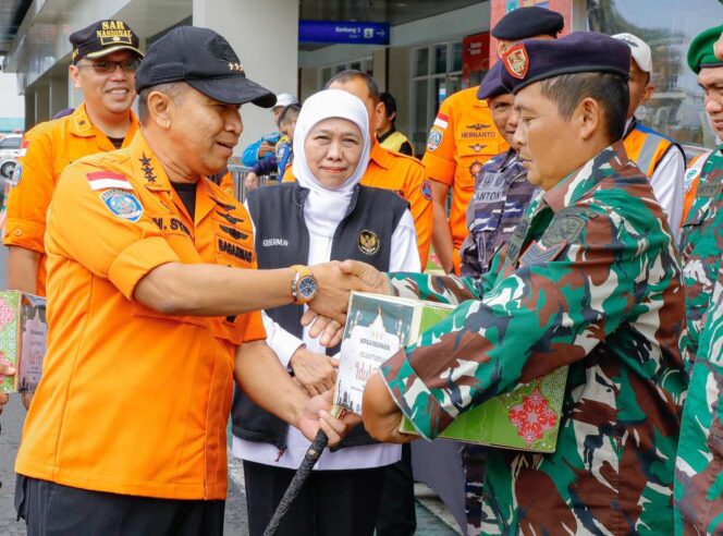 
Gubernur Khofifah Dampingi Kepala Basarnas, Pastikan Kesiapan SAR Hadapi Arus Mudik