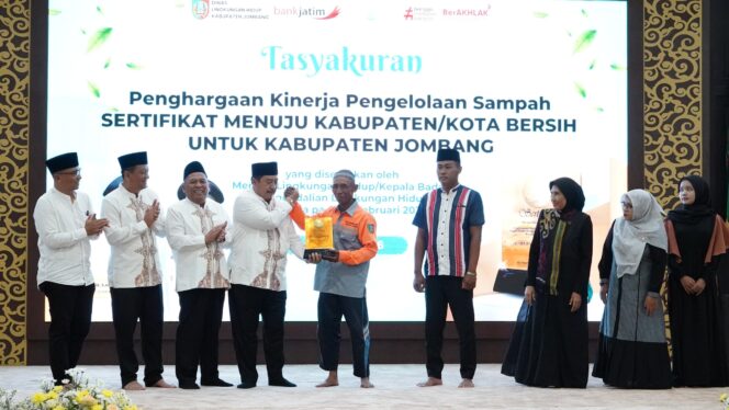 
Jombang Masuk 16 Terbaik Nasional Pengelolaan Sampah, Petugas Kebersihan Terima Hadiah Umrah