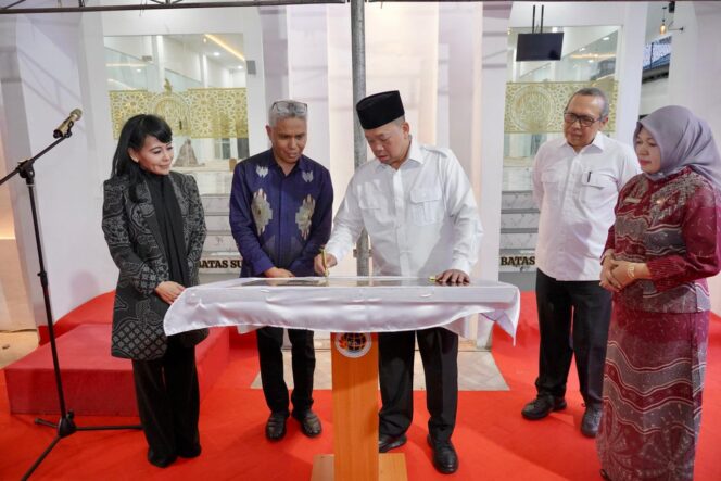 
Sertifikat Wakaf Diserahkan, Kepastian Hukum Rumah Ibadah Diperkuat
