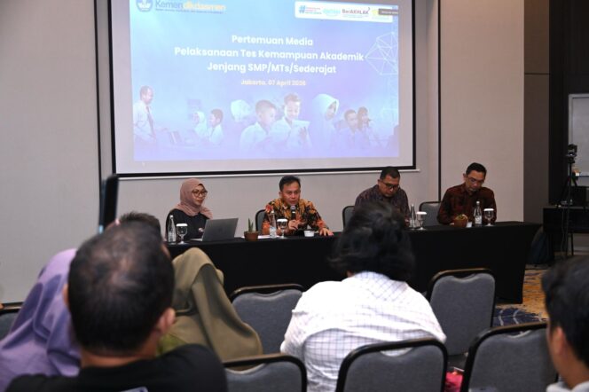 
Partisipasi Tinggi, TKA SMP 2026 Dinilai Sukses Mendikdasmen Pantau TKA SMP, Pastikan Ujian Lancar