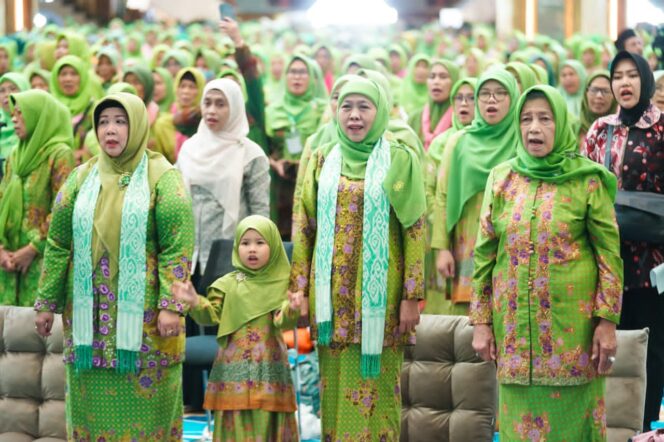 
Gubernur Khofifah Bersama Puluhan Ribu Muslimat NU Sampaikan Seruan Global ke PBB untuk Perdamaian Dunia
