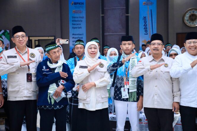 
Gubernur Khofifah Awali Pemberangkatan Haji 2026 dari Embarkasi Surabaya, Minta Jemaah Jaga Fisik dan Mental Selama di Tanah Suci