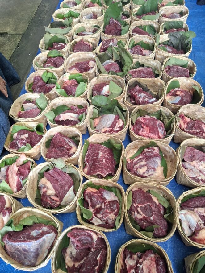 
​Roushon Fikr Jombang Salurkan 960 Paket Qurban Ramah Lingkungan Berlapas Daun Jati