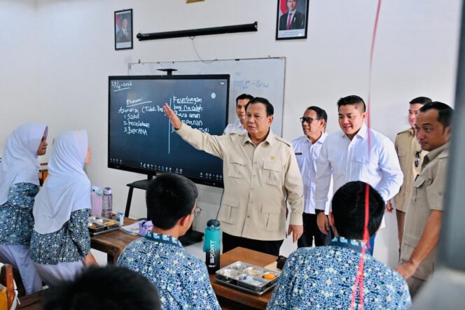 
Prabowo Optimistis Seluruh Sekolah Dapat Diperbaiki Bertahap Hingga 2028
