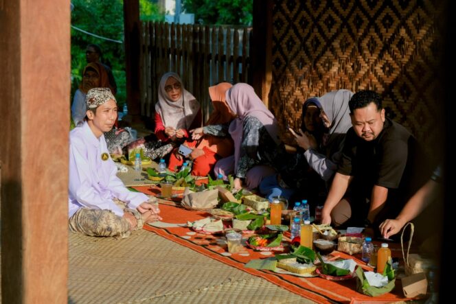 
Tradisi dan Ekonomi Bersatu di Festival Giri Biyen Gresik