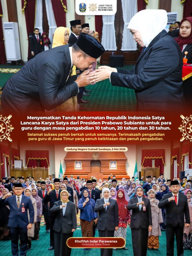 
Gubernur Khofifah Apresiasi Guru Jatim Lewat Penyematan Satyalancana Karya Satya di Grahadi
