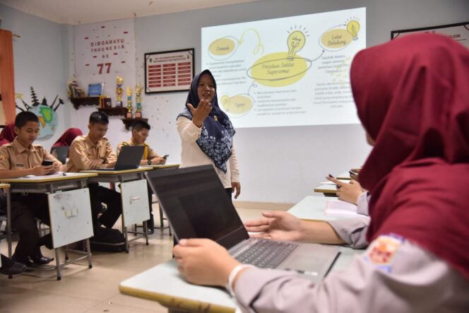 
Pemerintah Perkuat Perlindungan dan Kesejahteraan Guru Non-ASN lewat Kebijakan Baru Pendidikan