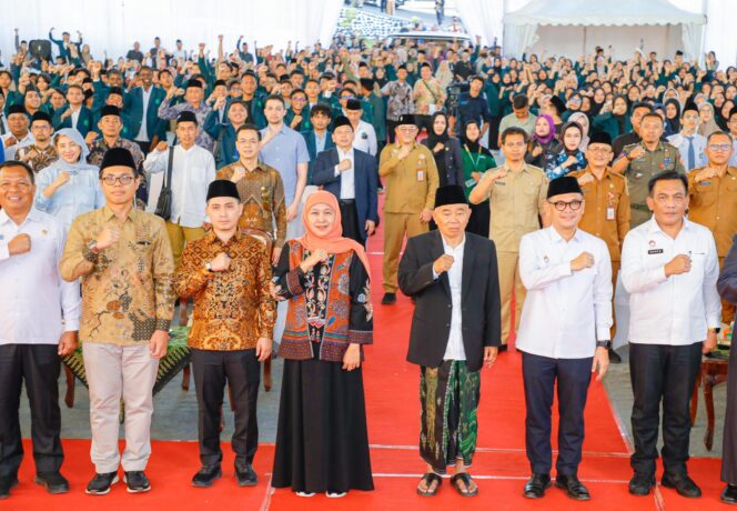 
Gubernur Khofifah Paparkan Capaian Jatim, Pertumbuhan Ekonomi Tertinggi di Pulau Jawa