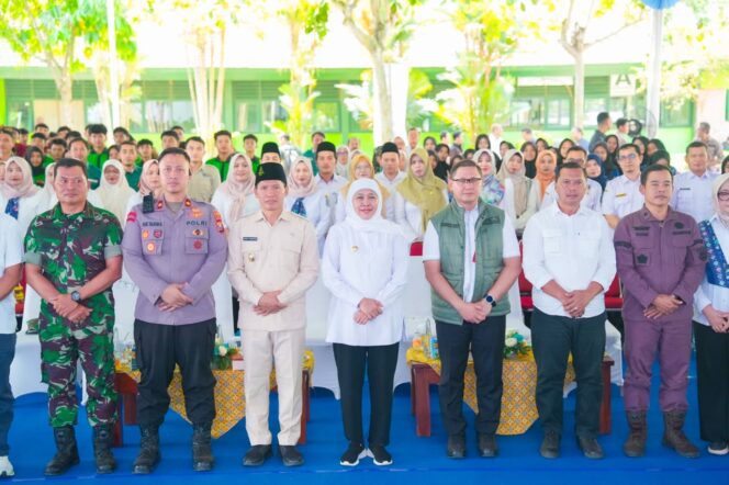 
Gubernur Khofifah Dorong Mutu Pendidikan dengan Rehabilitasi dan Revitalisasi Puluhan Sekolah