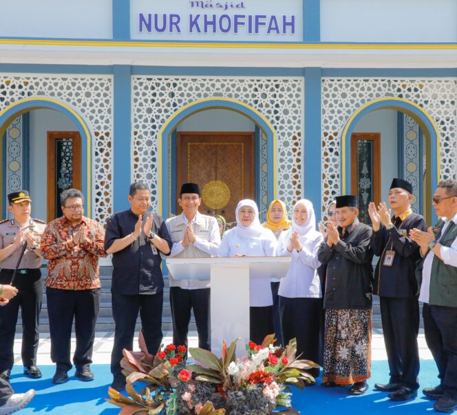 
Gubernur Khofifah Dorong Penguatan Ekonomi Buruh Pabrik Rokok melalui Penyaluran BLT DBHCHT di Kabupaten Bojonegoro