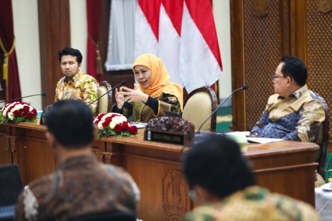 
Gubernur Khofifah Tegaskan Pelayanan Publik Tetap Optimal Meski WFH ASN Pemprov Jatim Dilaksanakan Setiap Jumat