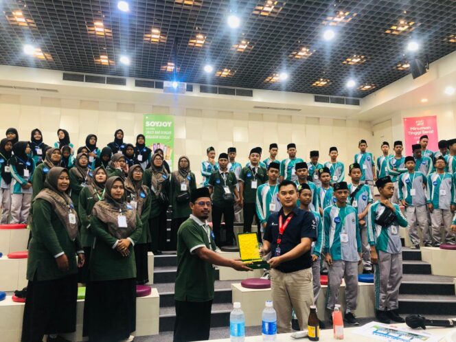 
Edukasi Plus Spiritualitas: Edutrip SMP Al Madinah Padukan Wisata Sejarah dan Ziarah Ulama
