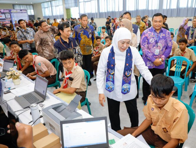 
Tinjau SMAN 4 dan SMKN 1 Madiun, Gubernur Khofifah Cek Langsung Pelaksanaan Verifikasi SPMB