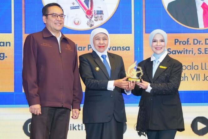 
Gubernur Khofifah Launching Kakak Tangguh, Wujudkan Gerakan Satu Keluarga Satu Sarjana Berkualitas di Jawa Timur