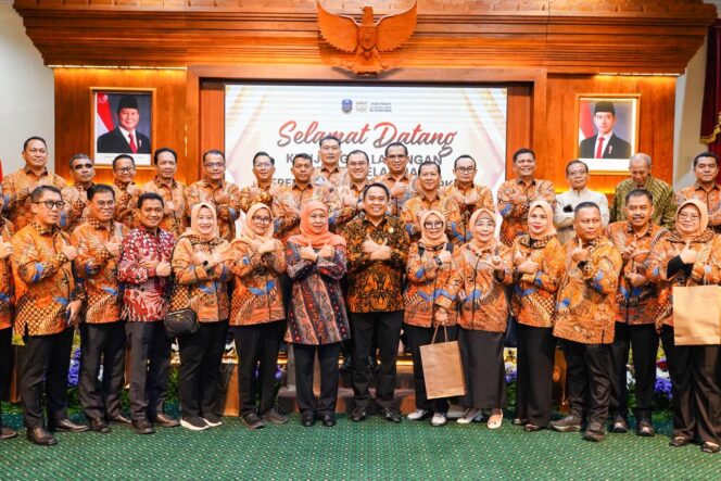 
Gubernur Khofifah Sebut Kepemimpinan Tidak Cukup Administratif, tetapi Harus Mampu Menginspirasi dan Membangun Kesadaran Masyarakat