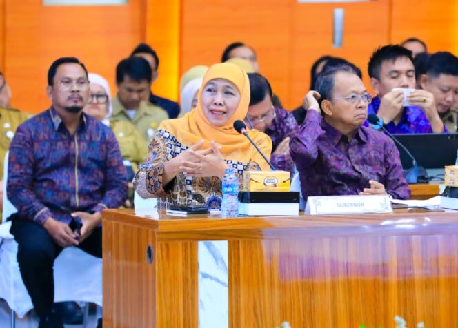 
Rakor Kemendagri Bahas Digitalisasi Bansos, Gubernur Khofifah Dorong Penambahan Daerah Piloting