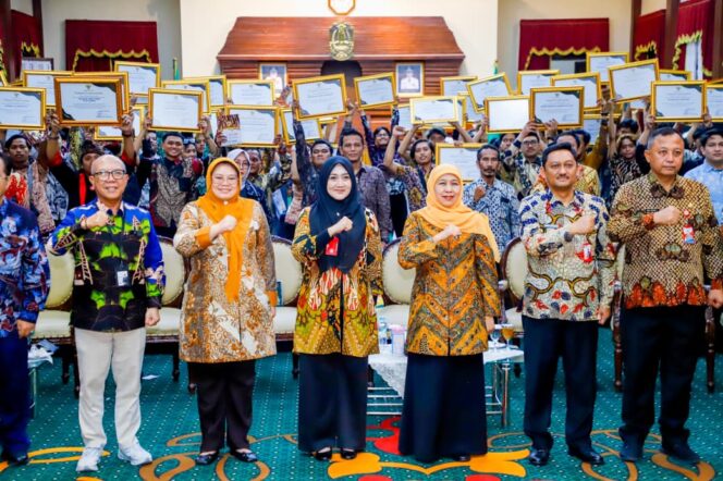 
Gubernur Khofifah Serahkan Apresiasi kepada Tim Kyai Lodra Peraih Piala Bergilir Presiden RI, Ajak Perkuat Regenerasi Reog Ponorogo