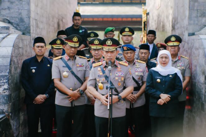 
Hari Bhayangkara Ke-80, Gubernur Khofifah Ajak Perkuat Sinergi Pemerintah, Polri, TNI, dan Masyarakat Demi Jawa Timur yang Aman dan Kondusif