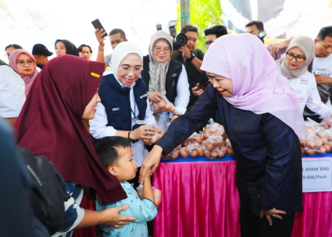 
Gubernur Khofifah Hadirkan Pangan Murah, Salurkan Bantuan Beras dan Telur untuk Perkuat Gizi Keluarga Rentan di Pasuruan