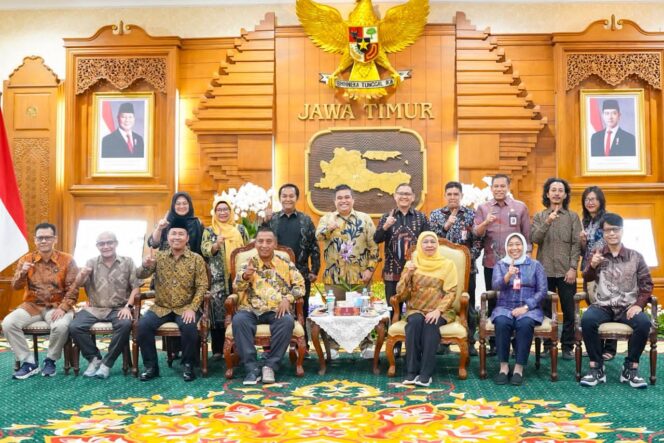 
Gubernur Khofifah Sebut Pendidikan Vokasi Menjadi Jembatan Strategis antara Dunia Pendidikan dan Dunia Kerja di Era Global