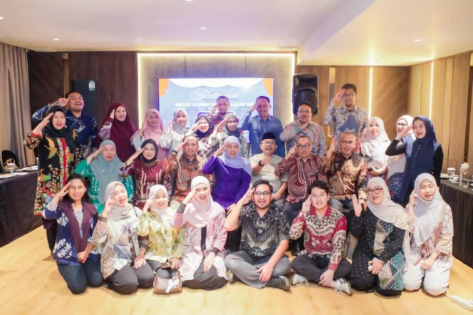 
Bertemu Alumni UNAIR di Pekanbaru, Gubernur Khofifah Ajak Perkuat Sinergi, Berbagi Praktik Baik, dan Bangun Inovasi Lintas Daerah