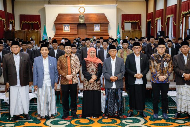 
Pengukuhan MUI Jawa Timur Jadi Momentum Penguatan Sinergi Ulama dan Umara, Gubernur Khofifah Soroti Tantangan Sosial di Era Digital