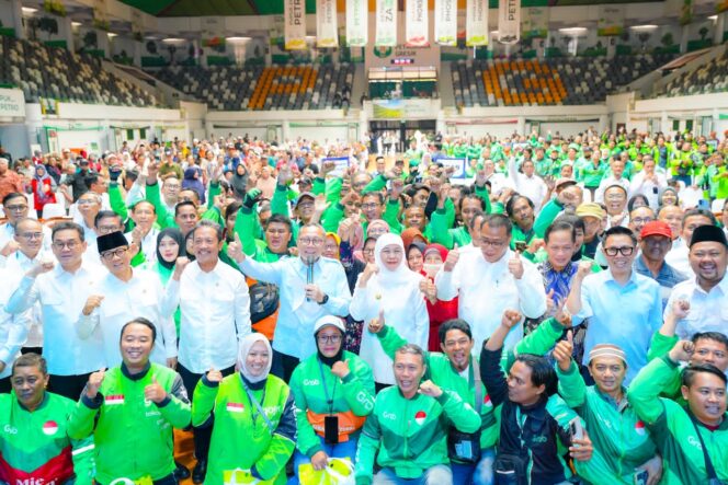 
Gerakan Hajatan Perkuat Ketahanan Pangan, Gubernur Khofifah dan Menko Zulhas Bagikan Bantuan untuk Masyarakat Rentan