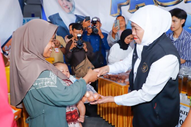 
Kendalikan Inflasi dan Perkuat Ketahanan Pangan, Gubernur Khofifah Hadirkan Pasar Murah di Camplong