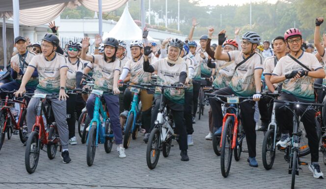 
Gubernur Khofifah Bersama Deputi Bank Indonesia Lepas Ratusan Peserta Gowes Nusantara 2026 di Surabaya