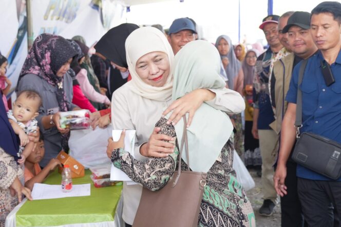 
Gubernur Khofifah Perkuat Semangat Kemerdekaan Lewat Pasar Murah dan Pembagian Ribuan Bendera di Gresik