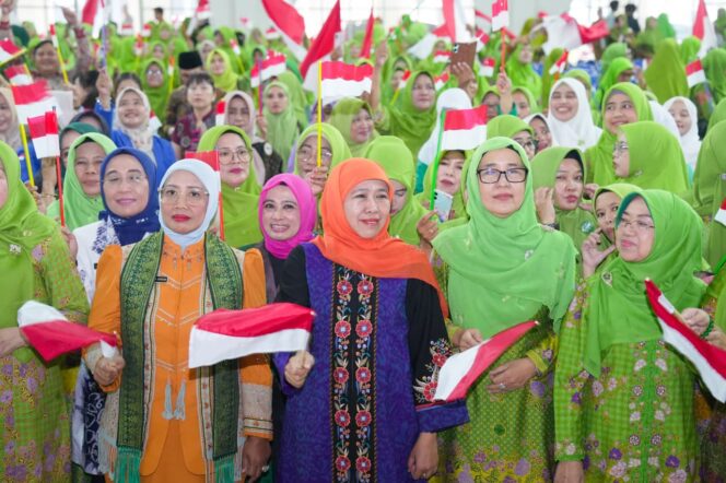 
Gubernur Khofifah Gaungkan Kembali Seruan Perdamaian di Harlah ke-80 Muslimat NU Kalbar