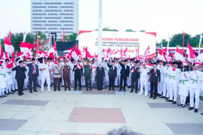 
Gubernur Khofifah Ajak 76 Paskibraka Jatim Jadikan Tugas Negara sebagai Bekal Karakter dan Kepemimpinan