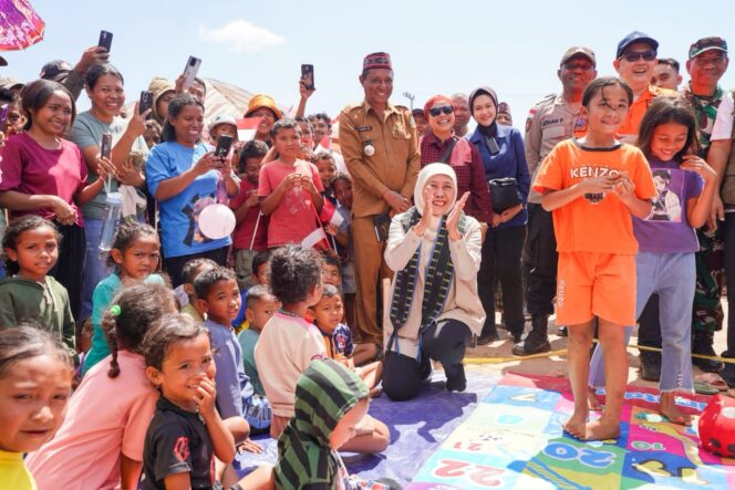 
Gubernur Khofifah Terharu Dengarkan Kisah Warga Terdampak Gempa, Pastikan Dukungan Jatim Terus Berlanjut