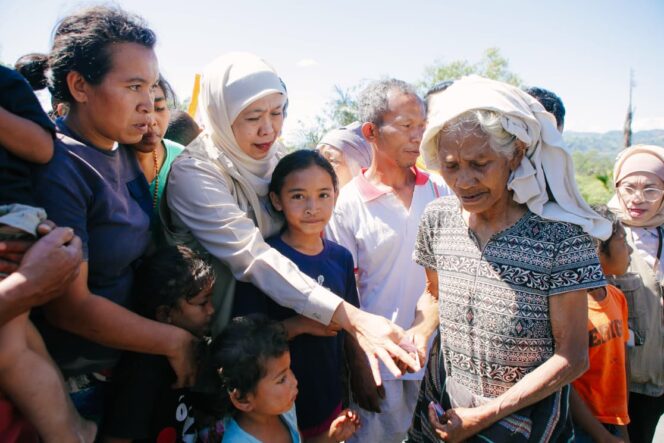 
Gubernur Khofifah Ajak Anak-Anak Korban Gempa Tetap Ceria dan Semangat Belajar di Tengah Masa Pemulihan