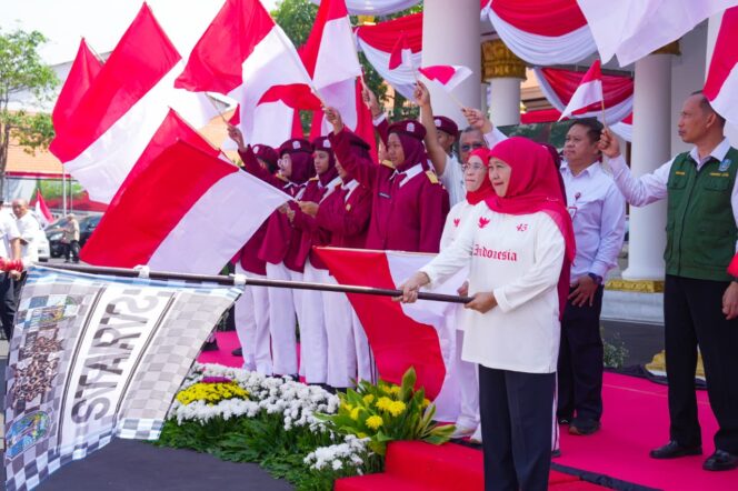 
Dari Grahadi untuk Keluarga Pejuang, Gubernur Khofifah Lepas Tim Bakti Negeri Anak Bangsa Salurkan Bantuan ke 22 Daerah