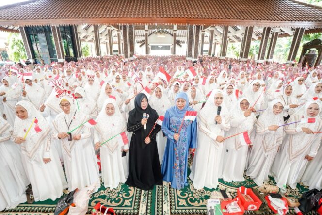 
Gubernur Khofifah Bersama Majlis Ta’lim Al-Yasmin Perkuat Dzikir, Sholawat, dan Semangat Kemerdekaan di Sidoarjo